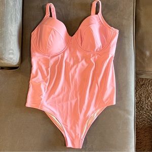 Old Navy - One piece underwire swimsuit. Adjustable straps, keyhole hook closure